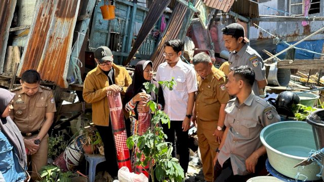 Ketua Forum Kemanusian Kota Makassar (FKKM) dr Udin Malik saat mendatangi lokasi kebakaran di Jl Teuku Umar, Kelurahan Buloa, Senin (7/8/2023).