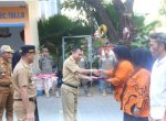 Camat Tallo Dampingi Kepala Kesbangpol Makassar Bagi Bendera Merah Putih ke Warga