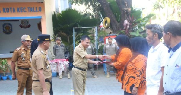 Camat Tallo Dampingi Kepala Kesbangpol Makassar Bagi Bendera Merah Putih ke Warga