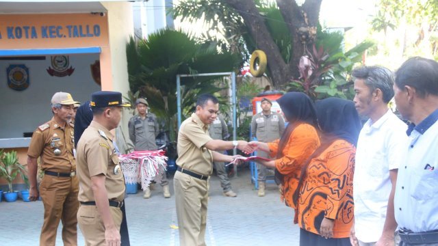 Camat Tallo, Alamsyah Sahabuddin mendampingi Kepala Kesbangpol Kota Makassar Zainal Ibrahim, membagian bendera bertempat di halaman Kantor Kecamatan Tallo Jalan AR Hakim kota Makassar, Senin (7/8/2023).