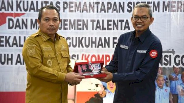 Penjagub Ismail Pakaya mengukuhkan Forum Kompak Provinsi Gorontalo di Ruangan Dulohupa, Selasa (8/8/2023).