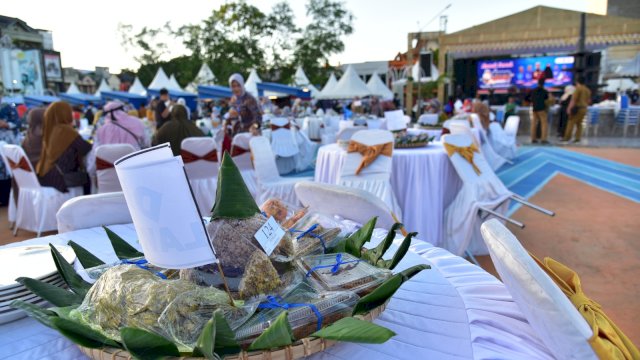 Dewan Kerajinan Nasional Daerah (Dekranasda) Sulawesi Selatan menggelar lomba Nanre Sokkoreng, makanan khas kabupaten Wajo, Sulawesi Selatan yang terbuat dari beras ketan.