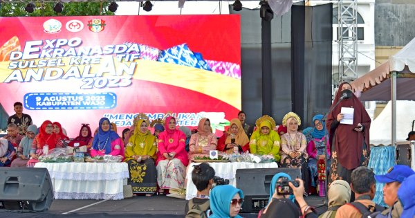 Ribuan Peserta Defile Ramaikan Expo Dekranasda Kreatif Andalan 2023 di Wajo