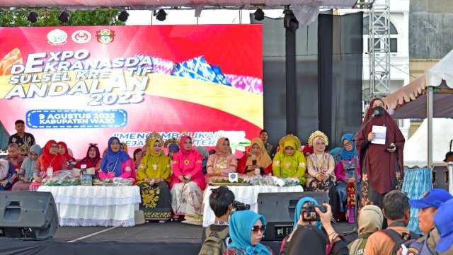 Ribuan Peserta Defile Ramaikan Expo Dekranasda Kreatif Andalan 2023 di Wajo