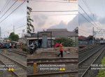 Viral Kereta Api Mengalah Gegara Pemotor Nekat Terobos Palang Perlintasan
