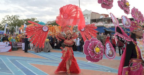 Kontingen Makassar Meriahkan Pawai Karnaval Expo Dekranasda Sulsel 2023 di Wajo