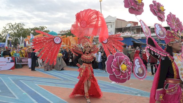 Dewan Kerajinan Nasional Daerah (Dekranasda) Kota Makassar mengikuti kegiatan Pawai Karnaval yang menjadi salah satu rangkaian Expo Dekranasda Sulawesi Selatan tahun 2023 yang berlangsung di Kawasan RTH Calaccu Sengkang Kabupaten Wajo, Rabu (9/08/2023).