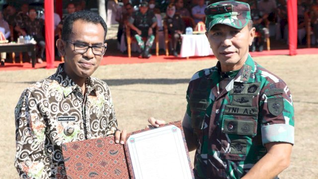 Pj Bupati Takalar Dr Setiawan Aswad, M. Dev. Plg hadiri penutupan TMMD Reguler ke 117 Kodim 1426/Takalar Korem 141/Toddopuli yang berlangsung di Lapangan Sepak bola Baba Kelurahan Bontokaddato Kecamatan Polongbangkeng Selatan Kabupaten Takalar, Kamis (10/10/2023).