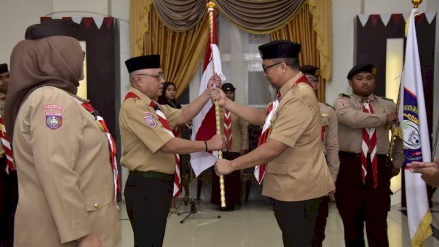 Sekdaprov Gorontalo Budiyanto Sidiki saat menyerahkan bendera kepada Ketua Kwarda Gorontalo, untuk melepas Pramuka Gorontalo mengikuti Raimuna Nasional (Rainas) ke-XII tahun 2023 di Bumi Perkemahan Cibubur Jakarta, Jumat (11/8/2023).