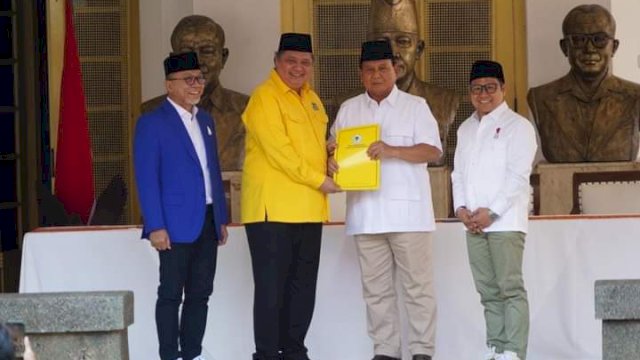 Muhaimin Iskandar, Zulkifli Hasan, Airlangga Hartarto dan Prabowo Subianto saat meresmikan koalisi Parpol di Pilpres 2024 dalam acara pernyataan dukungan di Museum Perumusan Naskah Proklamasi, Jakarta, Minggu (13/8/2023). (foto: Golkar) 