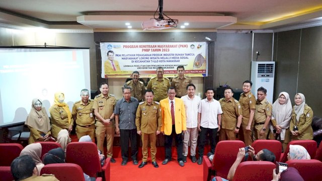 Dosen Universitas Negeri Makassar (UNM) memberikan Pelatihan Pemasaran Produk Industri Rumah Tanggah melalui media sosial bertempat di Ruang Aula Kantor Kecamatan Tallo, Senin (14/8/2023). 