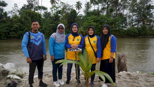 Bupati Luwu Utara, Indah Putri Indriani usai menanam pohon pada agenda Jambore Pilar Sosial Sulawesi Selatan, di Desa Laba dan Keluaran Bone Luwu Utara.