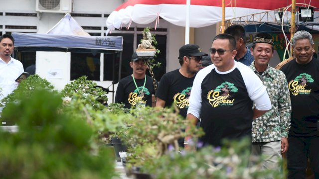 Sedikitnya ada 450 bonsai dipamerkan di Festival Bonsai se-Luwu Raya yang digelar Perkumpulan Pecinta Bonsai Indonesia Cabang Luwu Utara. Hadiah utama kegiatan ini satu unit sepeda motor yang disponsori Anggota DPR RI Fraksi Golkar, Muhammad Fauzi.