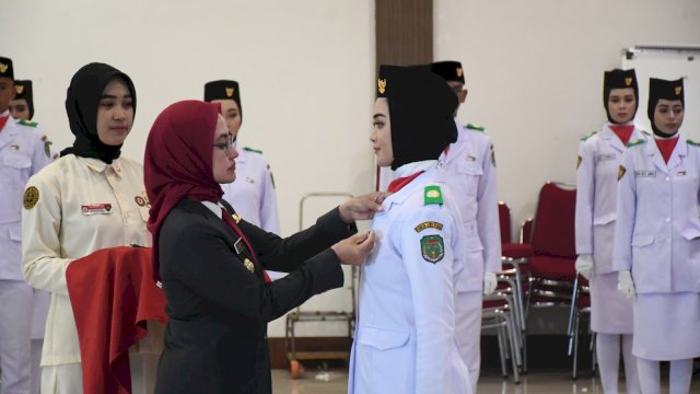 Bupati Luwu Utara Indah Putri Indriani saat mengukuhkan 73 Pasukan Pengibar Bendera Pusaka (Paskibraka) Kabupaten Luwu Utara tahun 2023 di Aula Hotel Bukit Indah.