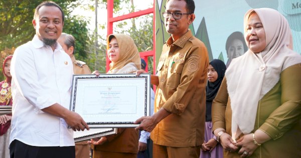 Sukses Atasi Anak Tidak Sekolah, Pj Bupati Takalar Raih Penghargaan Pasti Beraksi dari Gubernur Sulsel