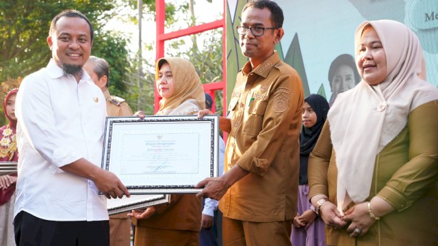 Sukses Atasi Anak Tidak Sekolah, Pj Bupati Takalar Raih Penghargaan Pasti Beraksi dari Gubernur Sulsel