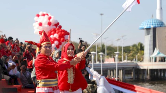 Wali Kota Makassar Moh Ramdhan Pomanto didampingi Ketua TP PKK Makassar Indira Yusuf Ismail saat melaunching empat program inovasi pemerintah kota di Hari Ulang Tahun (HUT) RI yang ke-78 yang di helat di Anjungan Pantai Losari, Kamis (17/08/2023)