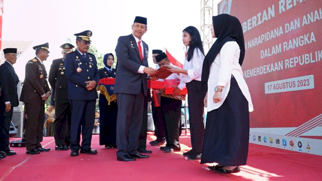 Kementerian Hukum dan HAM RI melalui Kantor Wilayah Kementerian Hukum dan Hak Asasi Manusia Sulsel (Kanwil Kemenkumham Sulsel) memberikan remisi untuk tahanan sebanyak 6.567 orang Warga Binaan Pemasyarakatan (WBP) di hari kemerdekaan RI ke-78, Kamis (17/8/2023).