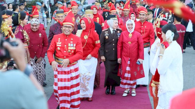 Hari Ulang Tahun Kemerdekaan Republik Indonesia ke-78, tahun 2023 tingkat Kota Makassar, digelar di Pelataran Anjungan City Of Makassar Kamis (17/8/2023) dengan menggunakan pakaian adat. 