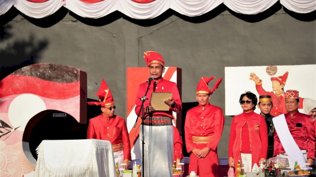 Ketua DPRD Kota Makassar, Rudianto Lallo, didaulat membacakan teks Proklamasi dalam Upacara Peringatan HUT RI ke-78 di Anjungan City of Makassar, Pantai Losari Kota Makassar, Kamis (17/8/2023).