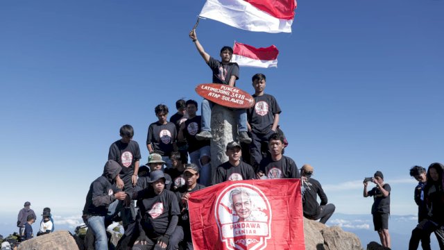 Pandawa Ganjar melakukan bersih-bersih gunung dan sukes melakukan pengibaran bendera merah putih di Gunung Latimojong, Kabupaten Enrekang, Sulawesi Selatan pada Kamis (17/8).