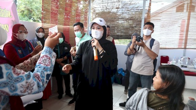 Wakil Wali Kota Makassar, Fatmawati Rusdi saat melakukan Grebek stunting di dua puskesmas di Kecamatan Biringkanaya, Sabtu (19/08/2023).