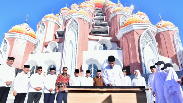 Gubernur Sulsel, Andi Sudirman Sulaiman saat menandatangani prasasti peresmian Masjid 99 Kubah, Minggu (20/8/2023)
