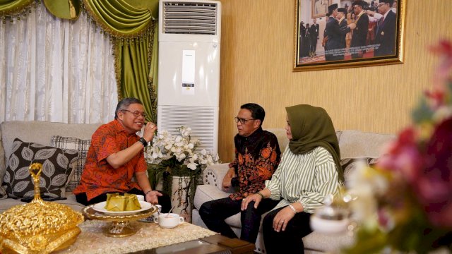 Taufan Pawe saat mengunjungi eks Gubernur Sulsel, Nurdin Abdullah.