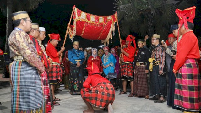 Dukungan resmi untuk Ganjar Pranowo hadir dari para raja, sultan, datu, ratu, penglingsir, karaeng, ketua lembaga adat, pemangku adat, dan para bangsawan di Sulawesi Selatan, Minggu (20/8/2023).