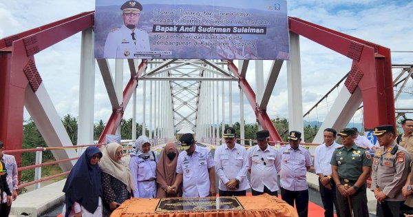 Resmikan Jembatan Pacongkang Soppeng, Gubernur Sulsel Andi Sudirman: Andi Etti Anggota DPRD Paling Rajin WA Saya