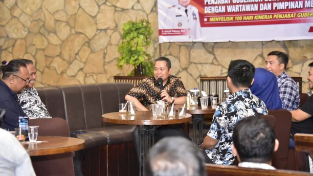 Penjabat Gubernur Gorontalo Ismail Pakaya saat menggelar silaturahmi bersama wartawan dan pimpinan media dan membahas soal lahan jagung yang terancam gagal panen di Angelato, Selasa malam (22/8/2023).