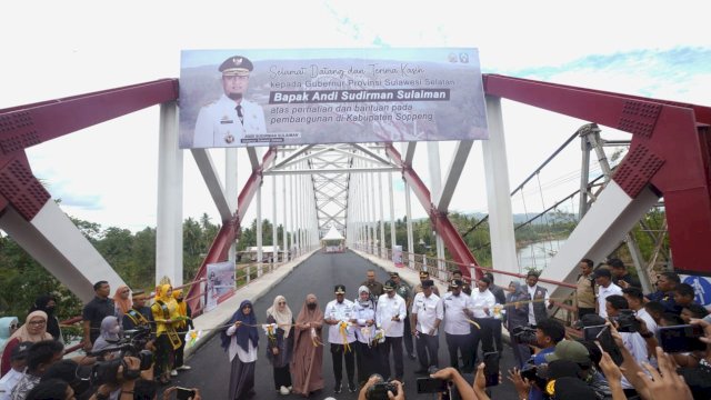 Gubernur Sulawesi Selatan, Andi Sudirman Sulaiman meresmikan Jembatan pelengkung rangka baja terpanjang di Sulsel, jembatan Andalan Pacongkang di Kabupaten Soppeng diresmikan, Rabu (23/8/2023).