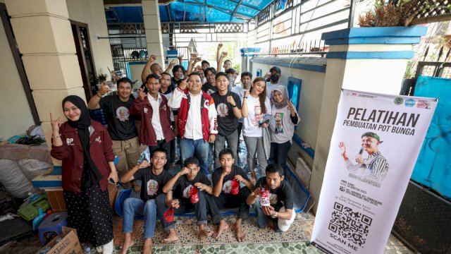 Sukarelawan Ganjar Milenial Center (GMC) Sulsel mengadakan pelatihan pembuatan pot bunga di Kelurahan Karuwisi, Kecamatan Panakukang, Kota Makassar, Sulsel, Kamis (24/8/2023). 