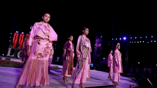 Desainer Asal Malaysia Tampilkan Karya di Fashion Show F8 Makassar