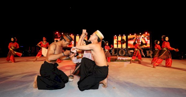 Pertunjukkan Sigajang Laleng Lipa oleh Pemerhati Seni dan Budaya Bone Sangdara Tutup Kemeriahan F8