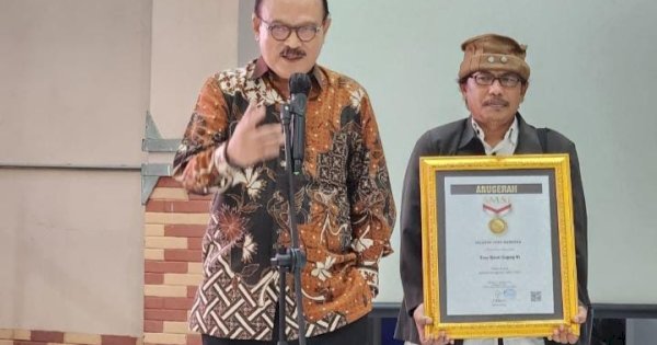 Eros Jarot Raih Anugerah Tokoh Pejuang Kemerdekaan Pers