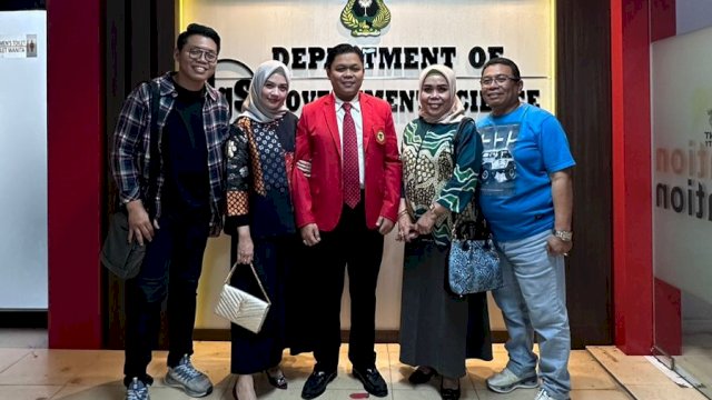 Dokumentasi Yasir Machmud usai menyelesaikan program studi pasca sarjana di Universitas Hasanuddin (UNHAS).