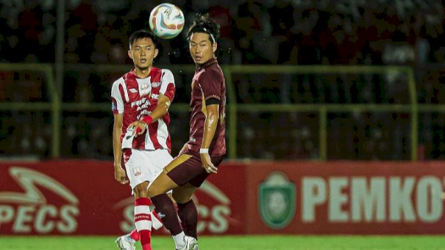 Sang pencetak gol Kenzo Nambu mencoba menghalau bola yang disepak Suranto Tan di laga PSM Makassar vs Persis Solo pada pekan ke-10 Liga 1 2203-2024 di Gelora BJ Habibie, Parepare, Sulsel, Senin (28/8/2023). (foto: Official Persis Solo) 