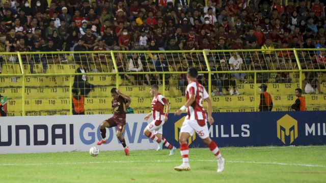 Pemain PSM Makassar, Ananda Raehan saat menggiring bola dan ditempel dua pemain Persis Solo pada laga pekan ke-10 Liga 1 2023-2024, di Gelora BJ Habibie, Parepare, Sulsel, Senin (28/8/2023). (foto: Official PSM Makassar) 