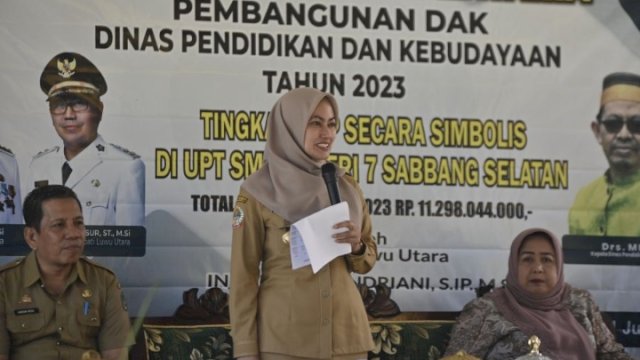 Bupati Luwu Utara (Lutra) Indah Putri Indriani saat melakukan peletakan batu pertama pembangunan DAK fisik tahun 2023 tingkat SMP secara simbolis di UPT SMP Negeri 7 Sabbang Selatan, Senin, (31/7/2023).