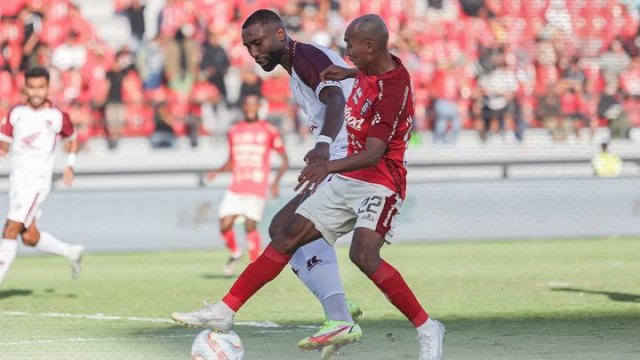 Bek PSM Makassar, Yusran Fernandes saat berduel dengan wingger Bali United, Novri Setiawan pada duel pekan 8 Liga 1 2023-2024 di Stadion Dipta, Bali, Jumat (11/8/2023). (foto: Official PSM Makassar)