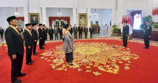 HUT RI Ke-78, Jokowi Anugerahkan Tanda Kehormatan ke Ibu Negara Iriana