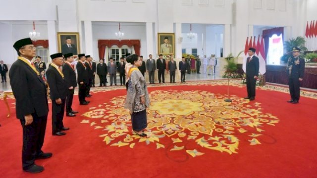 Presiden Joko Widodo (Jokowi) menganugerahkan tanda kehormatan kepada ibu negara, Iriana Joko Widodo yang digelar di Istana Negara, Jakarta, Senin (14/08/2023). (foto: Sekretariat Presiden)