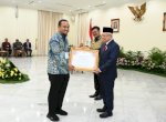 Andi Sudirman Sulaiman Dianugerahi Adhikarya Nararya Pembangunan Pertanian