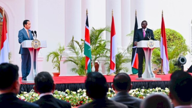 Presiden Jokowi dan Presiden Republik Kenya, William Ruto memberikan pernyataan pers bersama di State House, Nairobi, Republik Kenya, Senin (21/08/2023). (Foto: BPMI Setpres)