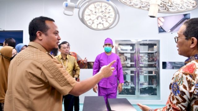 Gubernur Sulsel, Andi Sudirman Sulaiman saat meresmikan Rumah Sakit (RS) Regional La Mappapenning yang berlokasi di Desa Mappesangka Kecamatan Ponre Kabupaten Bone.