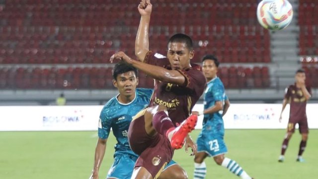 Ananda Raehan menendang bola di laga PSM Makassar vs Yangon United. (Foto: Official PSM Makassar)