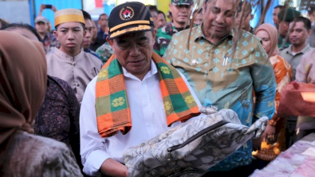 Menteri Koordinator Bidang Pembangunan Manusia dan Kebudayaan (Menko PMK), Muhadjir Effendy saat mengunjungi Badan Usaha Milik Desa (BUMDes) Dinaril di Desa Sudirman, Kecamatan Tanralili, Kabupaten Maros, Provinsi Sulawesi Selatan (Sulsel), Jumat (25/8/2023)