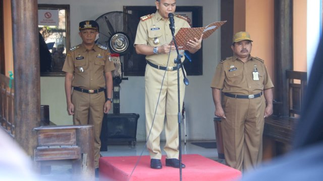 Tindaklanjuti Surat Edaran Mendagri, Camat Tallo Bagi Bendera Merah Putih untuk Meriahkan HUT ke-78 RI