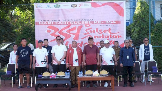 Gubernur Provinsi Sulawesi Selatan (Sulsel), Andi Sudirman Sulaiman, menyampaikan selamat bertanding, dan tetap menjaga sportifitas selama berlangsung pertandingan tenis lapangan, di lapangan tenis Pascasarjana Universitas Negeri Makassar (UNM), Jl. Landak Makassar, Selasa, 8 Agustus 2023.